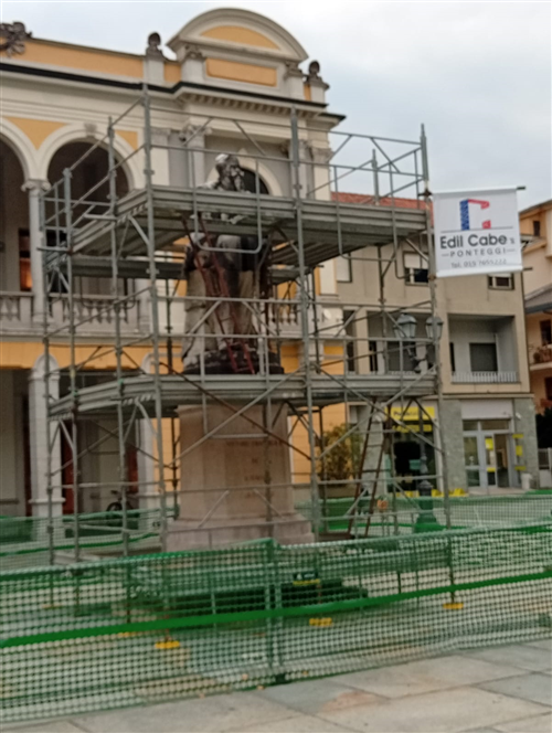 Inizio lavori di restaurazione della statua di re Vittorio Emanuele II